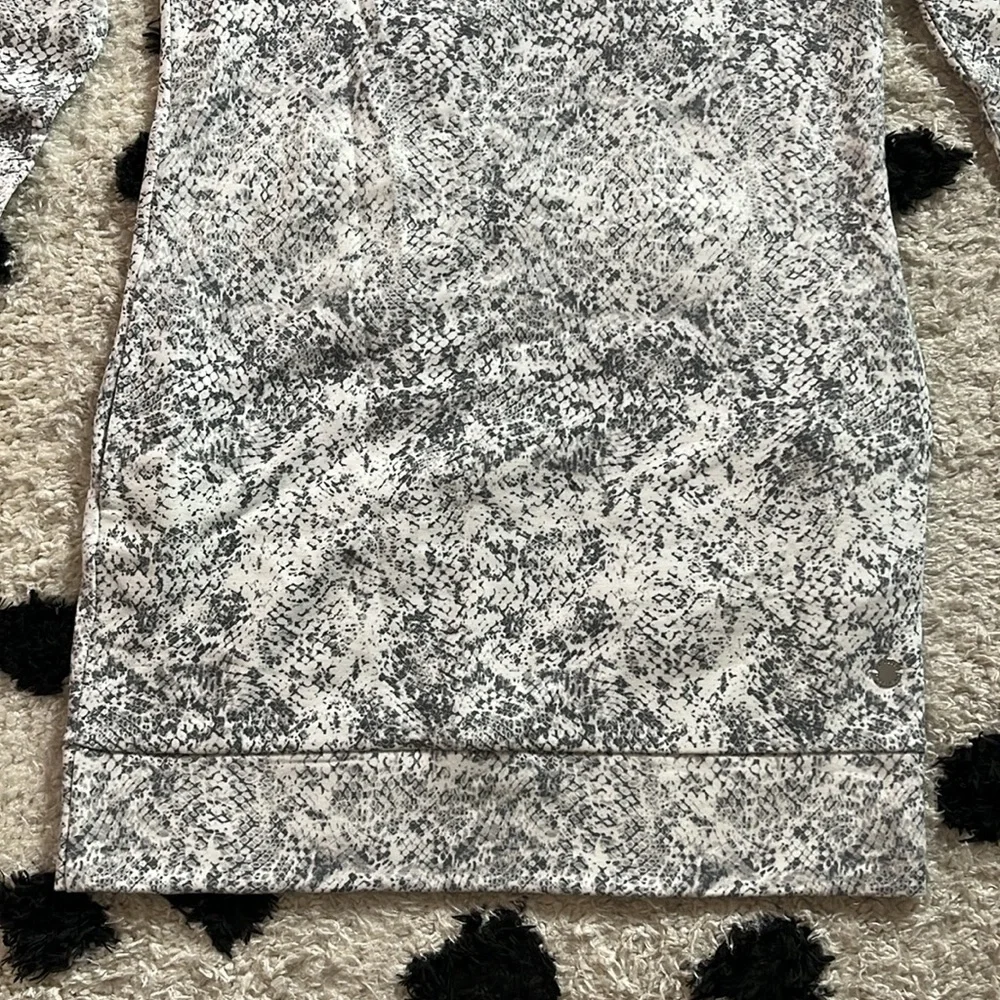 Ideology size XS grey and white long snake Patterned long sleeve sweater